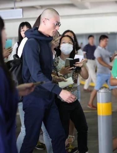 霍建华现身机场，行色匆匆 网友：着急回家陪心如吗？