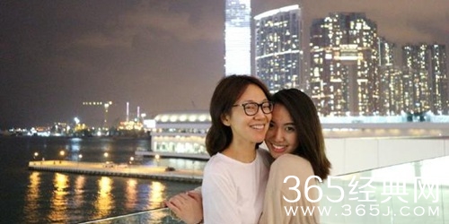 闫妮亲搂女儿合影 母女貌美似姐妹