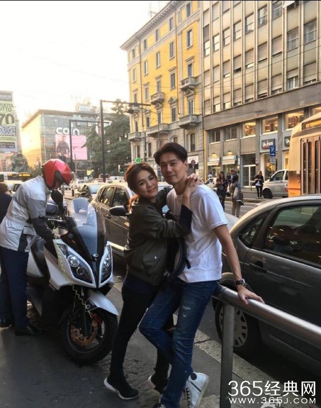 Ella同老公街头高调虐狗！少女变大妈，老公一脸懵逼！