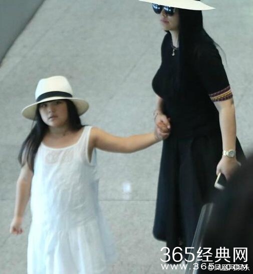 李湘一家三口幸福现身机场，网友：王诗龄胖得连脖子都不见了？