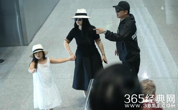 李湘一家三口幸福现身机场，网友：王诗龄胖得连脖子都不见了？