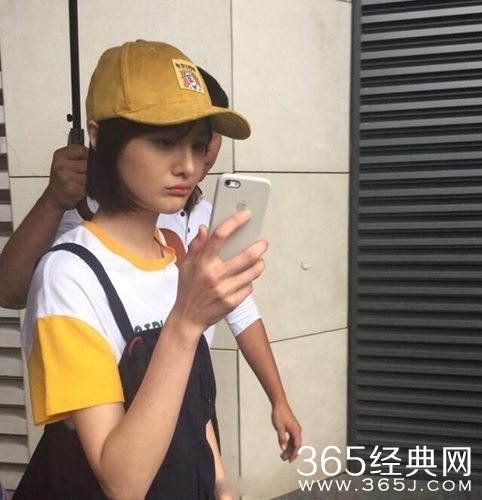 郑爽戴黄帽变樱桃小丸子 被这么可爱的她萌到了