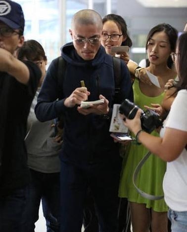 霍建华现身机场，行色匆匆 网友：着急回家陪心如吗？