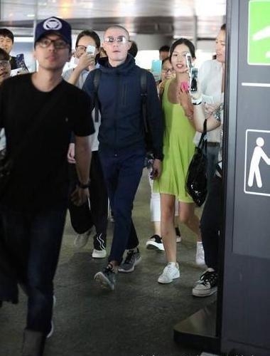 霍建华现身机场，行色匆匆 网友：着急回家陪心如吗？