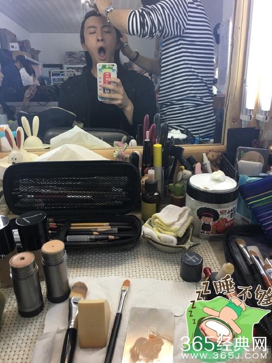 牛骏峰困成狗也要晒个照 网友：手机壳亮了