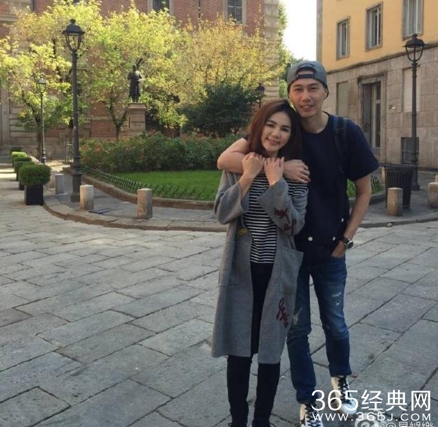 Ella同老公街头高调虐狗！少女变大妈，老公一脸懵逼！