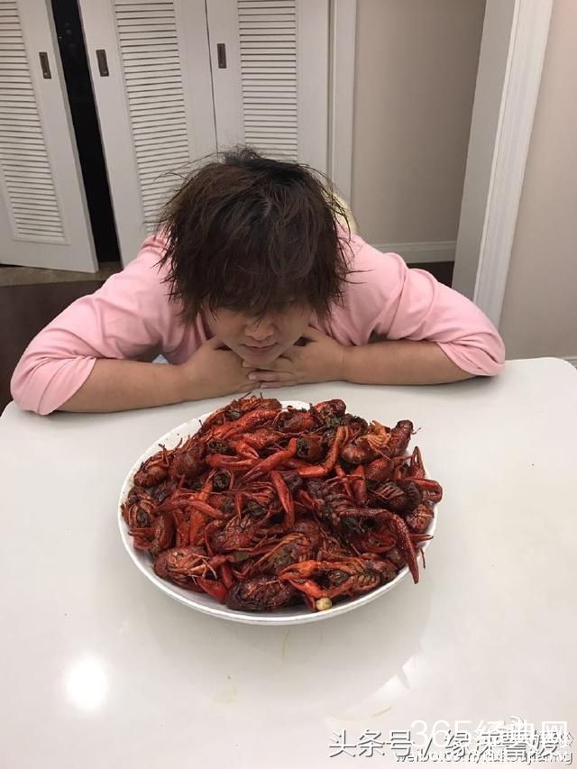 贾玲深夜烦恼小龙虾吃不完怎么办  网友：打电话叫陈赫