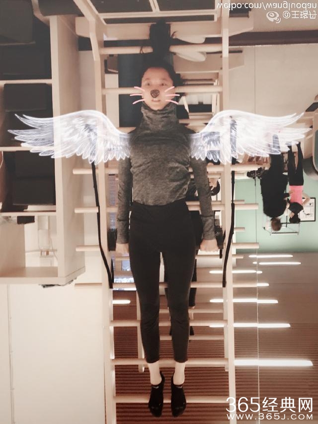 王珞丹晒倒立照：倒挂显胖非瘦勿试，这张照片正过来有点吓人
