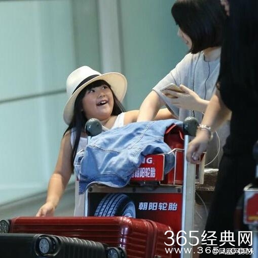 李湘一家三口幸福现身机场，网友：王诗龄胖得连脖子都不见了？