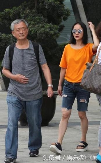 周迅现身机场，42岁穿破洞短裤如少女引围观，老公真霸气！