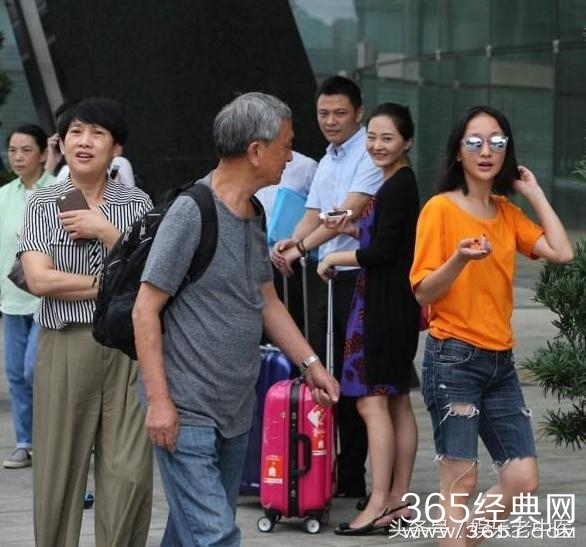 周迅现身机场，42岁穿破洞短裤如少女引围观，老公真霸气！