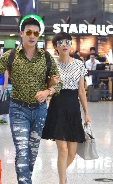 陆毅胖成“大叔”旁边的鲍蕾像“女儿一样”，胡歌前任发福了不少