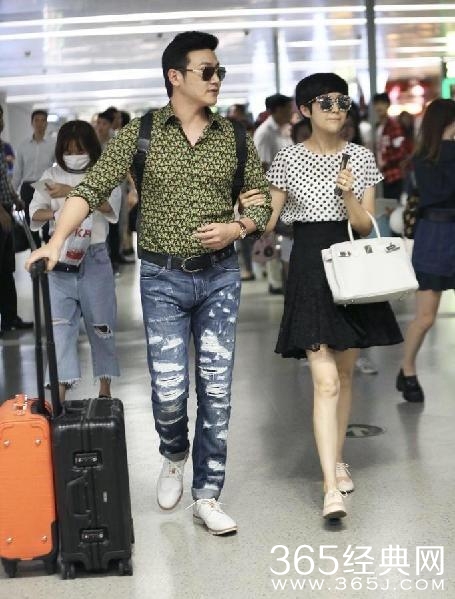 陆毅胖成“大叔”旁边的鲍蕾像“女儿一样”，胡歌前任发福了不少