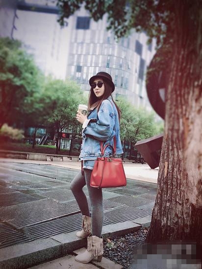 杜若溪秋日度假晒私服 与老公严屹宽隔空传爱