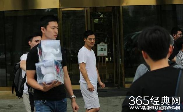 周迅现身机场，42岁穿破洞短裤如少女引围观，老公真霸气！