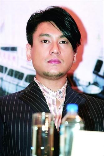 陆毅胖成“大叔”旁边的鲍蕾像“女儿一样”，胡歌前任发福了不少