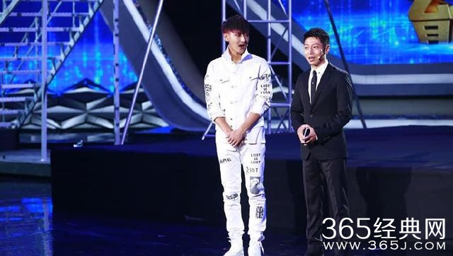 黄子韬滑稽一幕：自导自演被粉丝追 网友表示：我感到了法式头痛