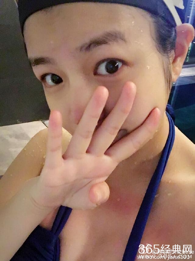 陈妍希挺大肚游泳！疑自爆怀四胞胎？