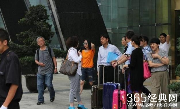 周迅现身机场，42岁穿破洞短裤如少女引围观，老公真霸气！