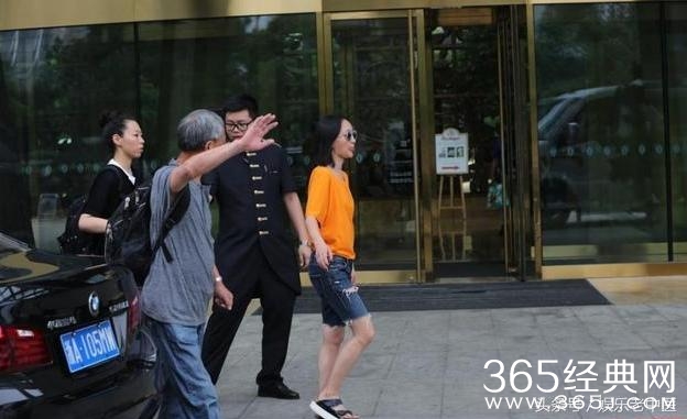 周迅现身机场，42岁穿破洞短裤如少女引围观，老公真霸气！