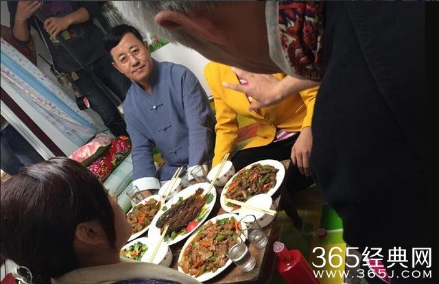 《乡村爱情9》再曝片场照 刘能眉头紧锁马忠香秀感情疑出问题
