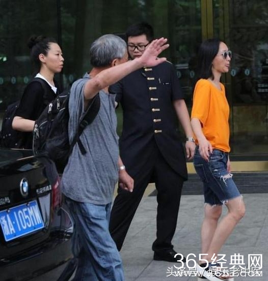 周迅现身机场，42岁穿破洞短裤如少女引围观，老公真霸气！