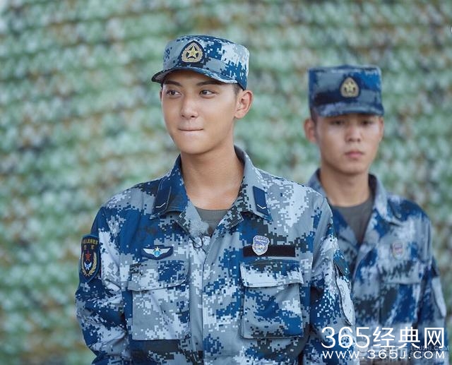 黄子韬滑稽一幕：自导自演被粉丝追 网友表示：我感到了法式头痛