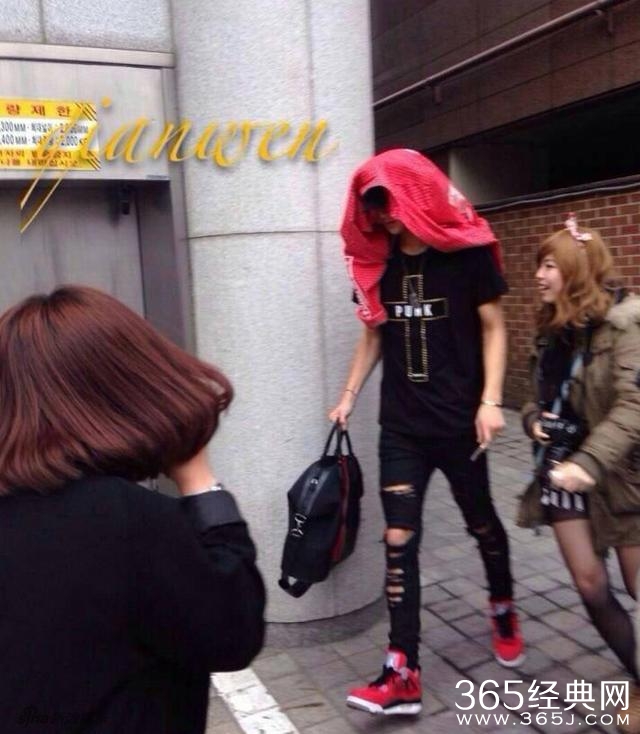 黄子韬滑稽一幕：自导自演被粉丝追 网友表示：我感到了法式头痛