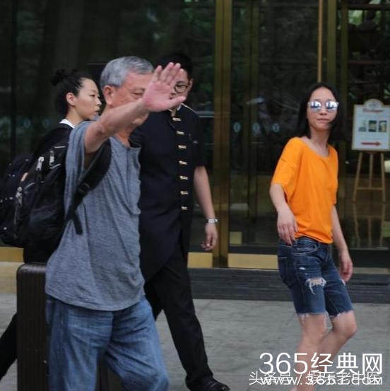 周迅现身机场，42岁穿破洞短裤如少女引围观，老公真霸气！