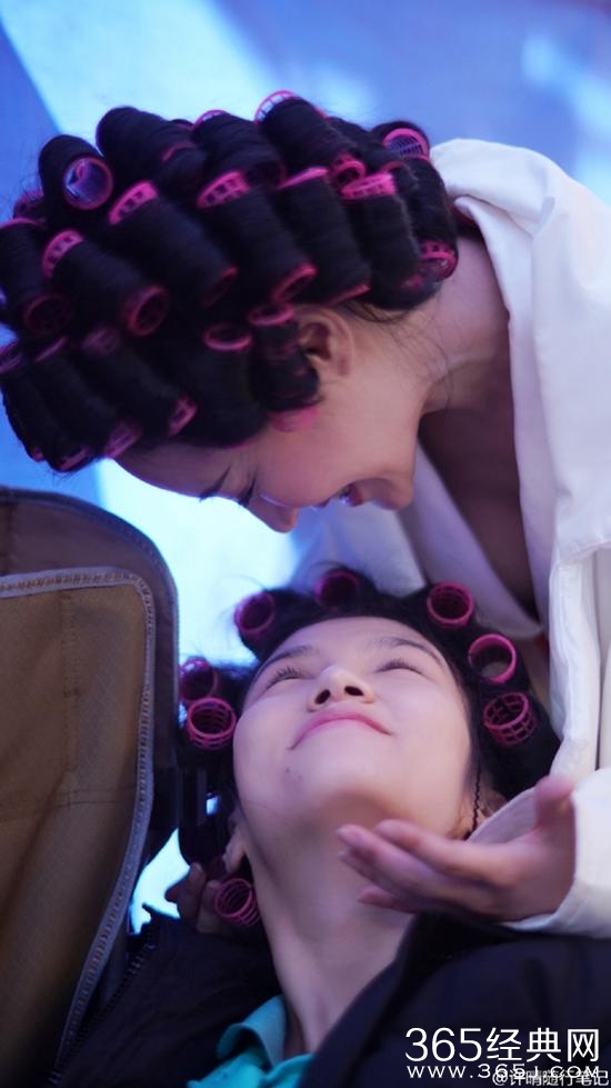 许晴春夏片场玩亲亲 网友：满满都是爱！