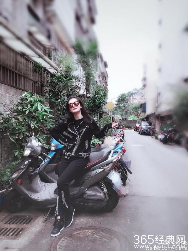 谢娜晒照卖摩托？网友喊话“baby都怀孕了 娜姐加油啊”
