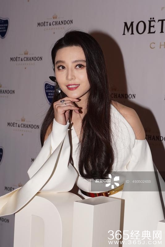 李晨媳妇真海量！范冰冰惊艳白装露深沟 举酒瓶豪饮