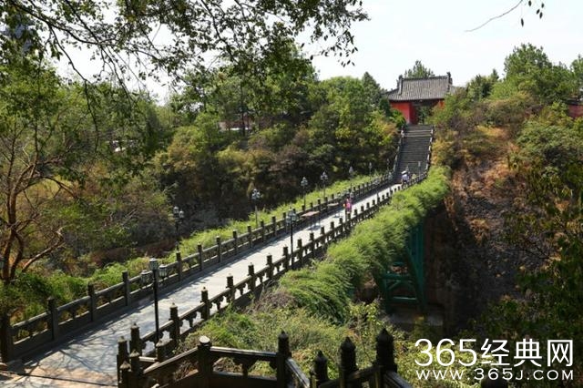 方岩游玩偶遇赵丽颖拍戏，这颜值没整容吗？