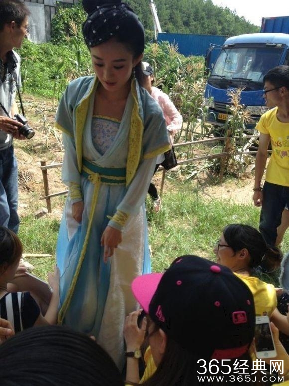 方岩游玩偶遇赵丽颖拍戏，这颜值没整容吗？