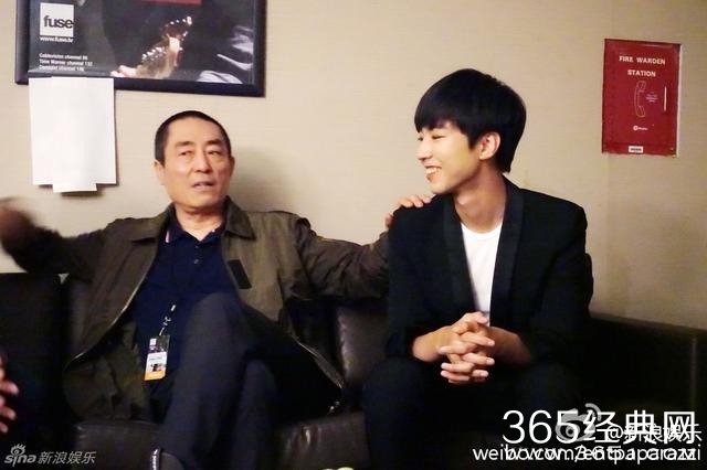 穿上帅气西装远赴美国宣传电影 王俊凯就这样成了群宠