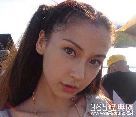 baby学生时期照片曝光，脸型未变，但是衣服還是太丑！