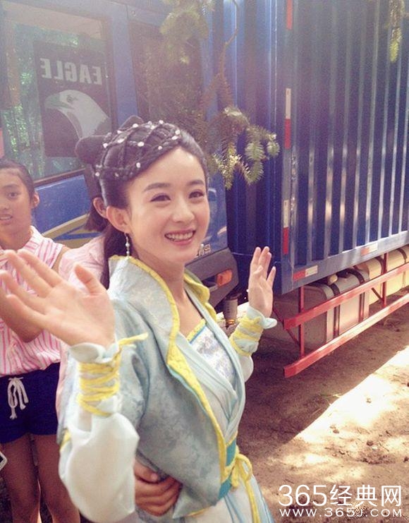 方岩游玩偶遇赵丽颖拍戏，这颜值没整容吗？