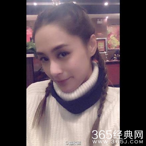 钟欣潼晒卖萌自拍 扎双麻花辫嫩似少女