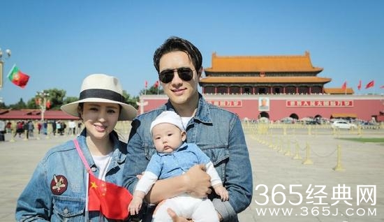 牛仔一家人！董璇高云翔穿亲子装带娃游天安门