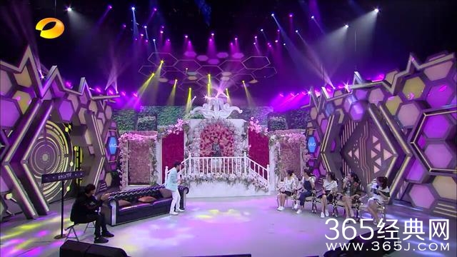 《快乐大本营》这是要停了吗？背景一样一期放两次你怎么看？