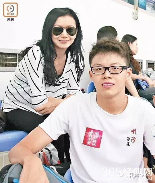 蓝洁瑛靓绝五台山到发福变大妈，过山车般的人生令人唏嘘