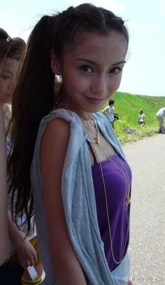 baby学生时期照片曝光，脸型未变，但是衣服還是太丑！