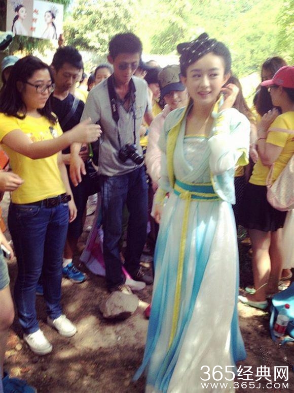 方岩游玩偶遇赵丽颖拍戏，这颜值没整容吗？