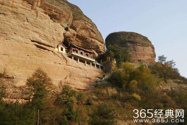 方岩游玩偶遇赵丽颖拍戏，这颜值没整容吗？