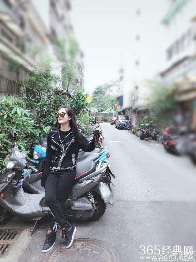 谢娜晒照卖摩托？网友喊话“baby都怀孕了 娜姐加油啊”