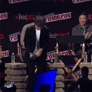 穿上帅气西装远赴美国宣传电影 王俊凯就这样成了群宠