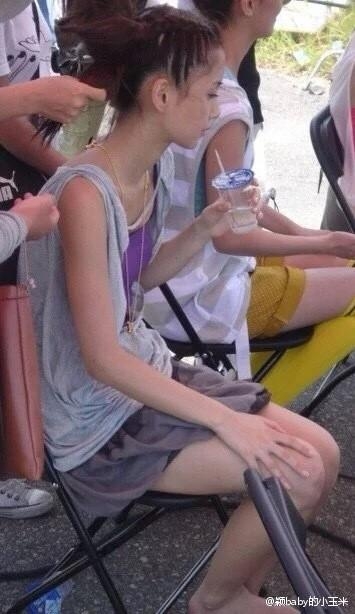 baby学生时期照片曝光，脸型未变，但是衣服還是太丑！