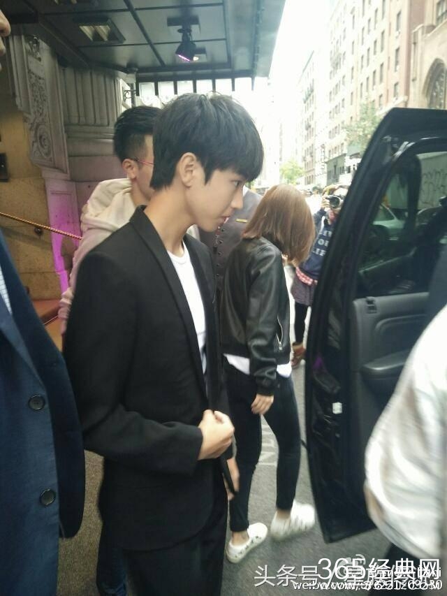 穿上帅气西装远赴美国宣传电影 王俊凯就这样成了群宠