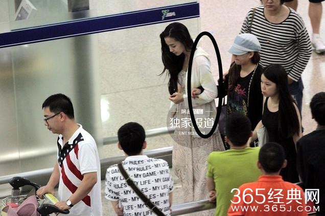 baby怀孕后现身，出门得让人扶着？