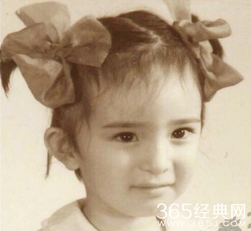 说杨幂小时候以整容后的眼睛好看表示赞同，整容前这眼睛能看吗？